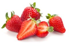 A group of strawberries that are sitting on the ground.