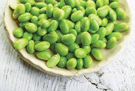 A plate of green beans on top of a table.